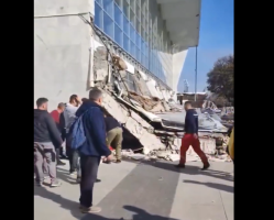 Млади во Србија пешачат кон Нови Сад за да одбележат една година од падот на настрешницата во кој загинаа 16 луѓе