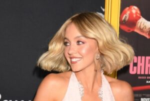 (Видео) Ја скрати косата, а потоа го облече најкраткиот фустан: Сидни Свини повторно ги привлече сите погледи