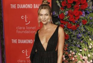 (Фото) Еден месец по породувањето – таа „убива“ со својата витка фигура: оваа жена има три деца