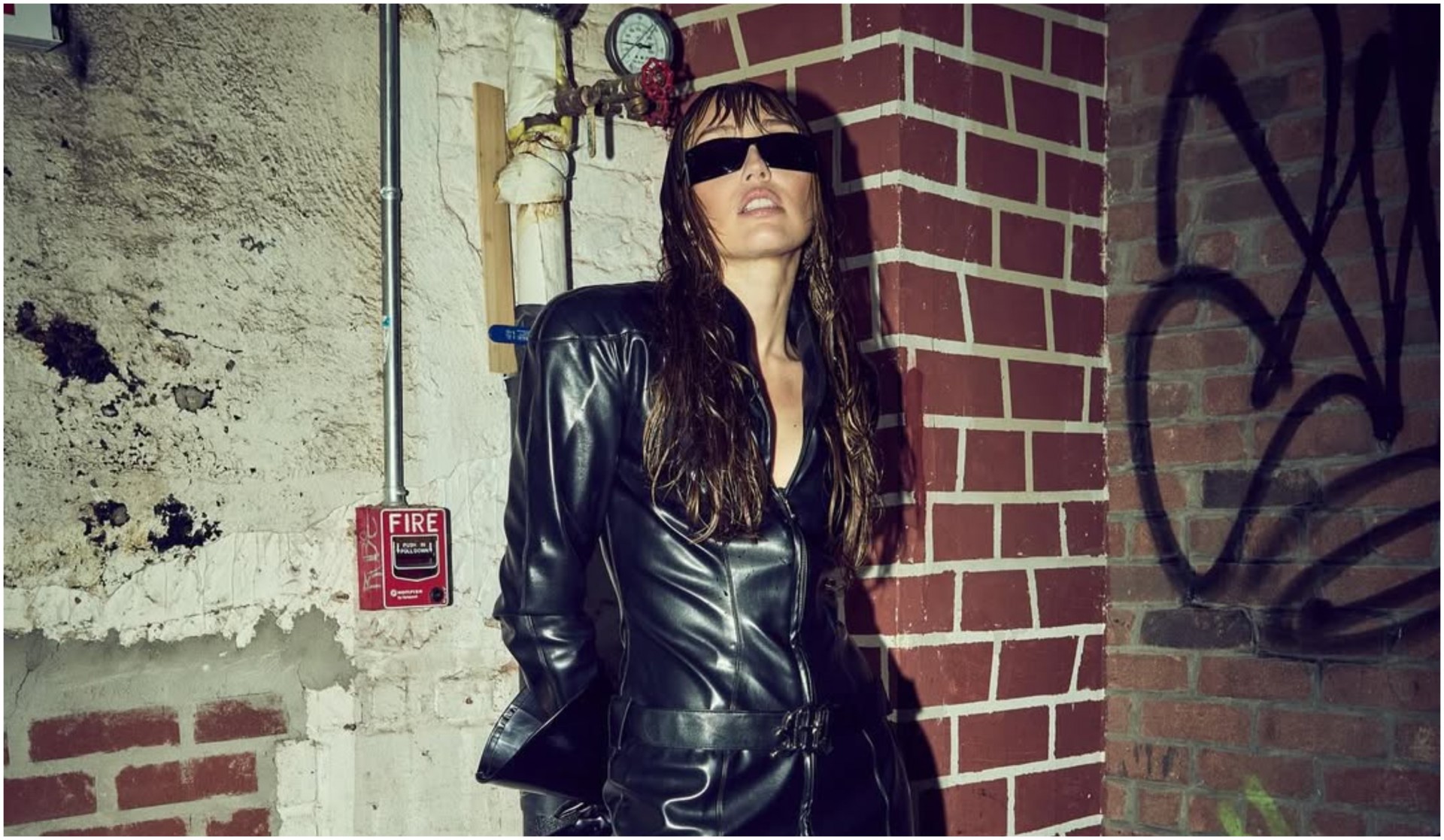 Секоја дама мора да има барем еден ваков капут ако сака да биде секогаш модерна: Мајли Сајрус веќе ја знае таа лекција