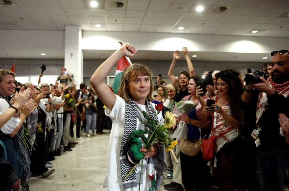 „Ме зграпчија, ме фрлија, ме тепаа и клоцаа, па ми велеа дека сум ку*ва“, раскажува Грета Тунберг за малтретирањето во Израел