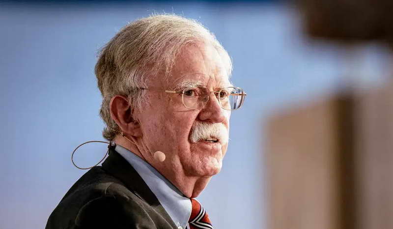 Обвинение против Болтон, истакнатиот критичар на Трамп