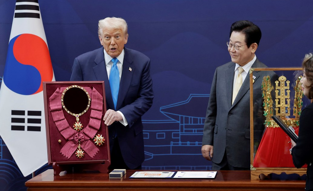 (Фото) Трамп доби златна круна во Јужна Кореја
