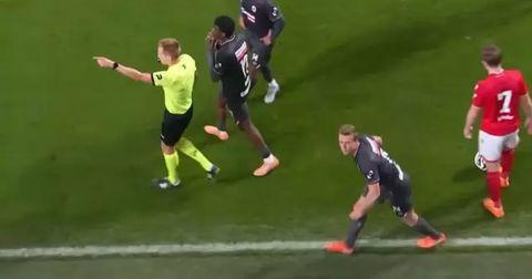 ВИДЕО: Бизарни сцени во Белгија, на судијата му „прекипе“ и го прекина мечот!