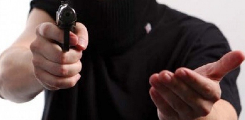 Извршил грабежи со закана со оружје во ГТЦ и Стара чаршија, па пиштолот го фрлил во Вардар