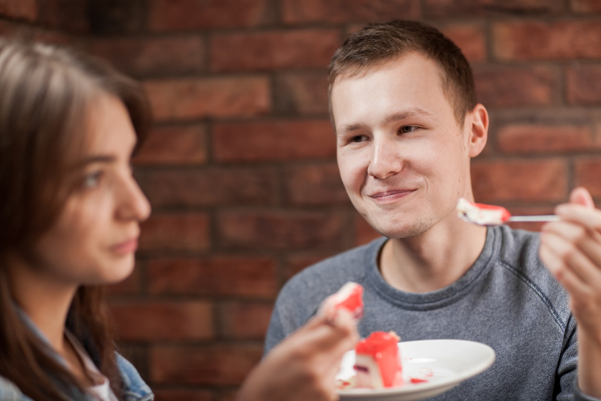 Зошто тинејџерите треба да јадат повеќе – и да не ја забораваат водата