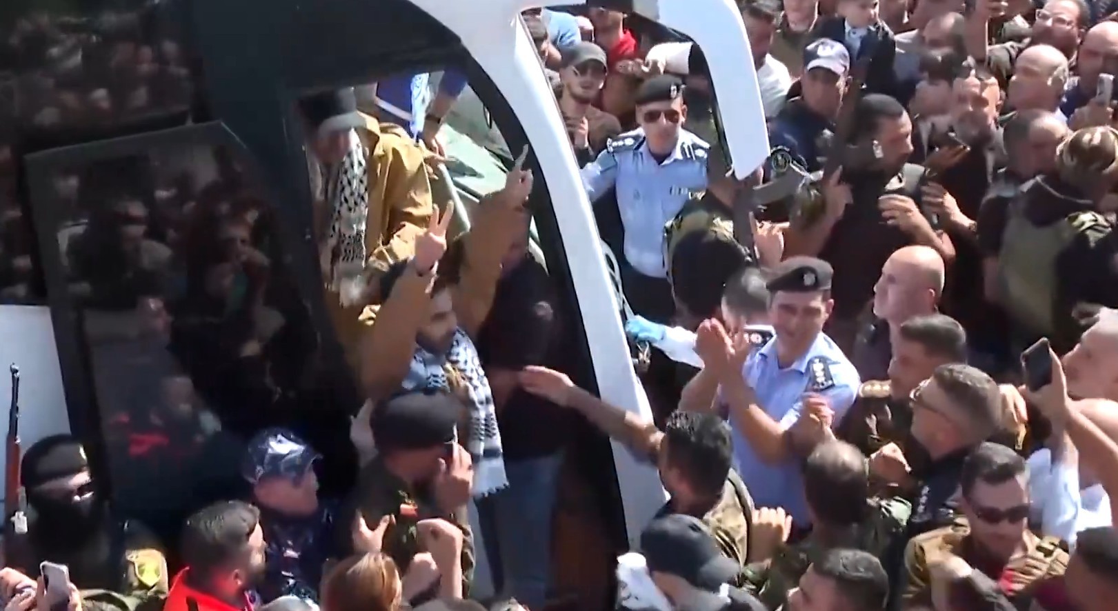 (ВИДЕО) ВЕЛАТ ДЕКА ОВА ЗА НИВ Е ПРЕРОДБА: Првите стотина Палестинци заминаа од израелските затвори