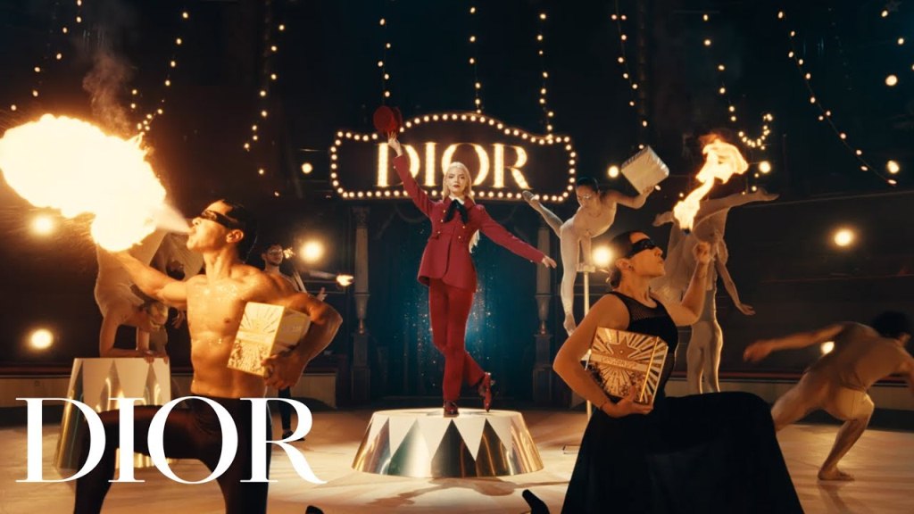 „Циркус на соништата“ – волшебна празнична кампања на Dior со Ања Тејлор-Џој и Дева Касел