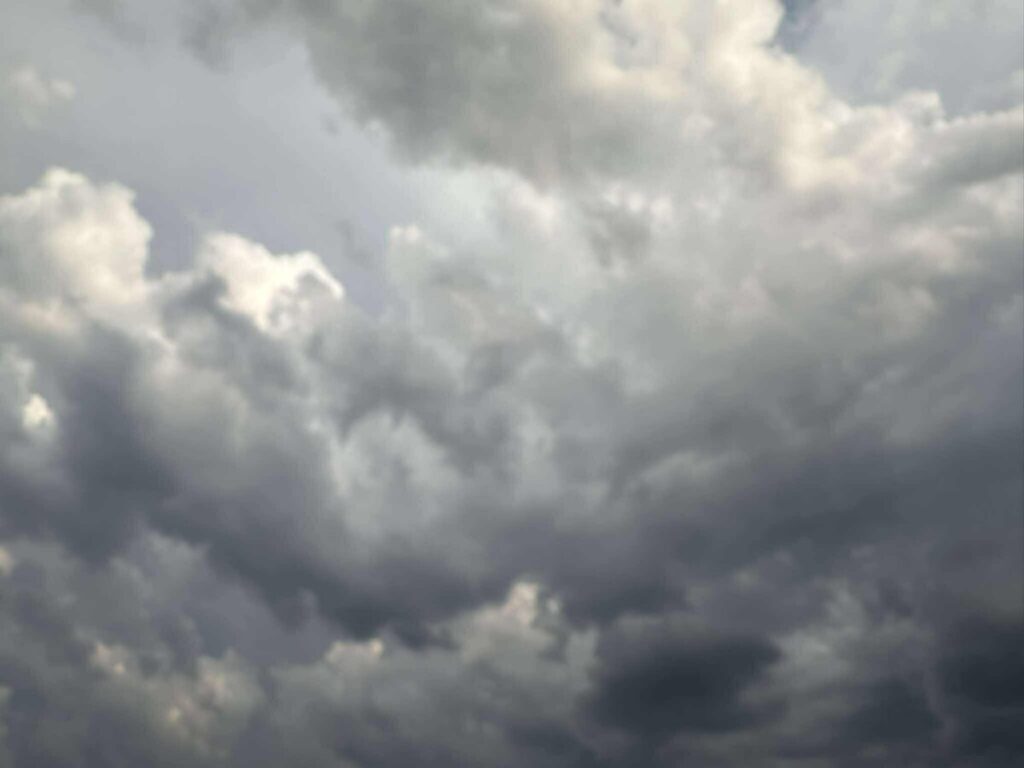 Променливо облачно, со повремени локални врнежи од дожд