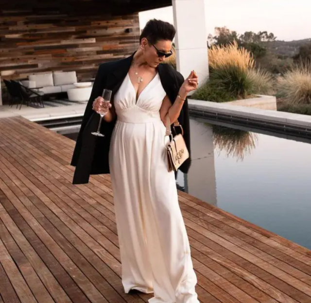 Одлична комбинација за излегување: Фустан со боја на ванила и црно сако