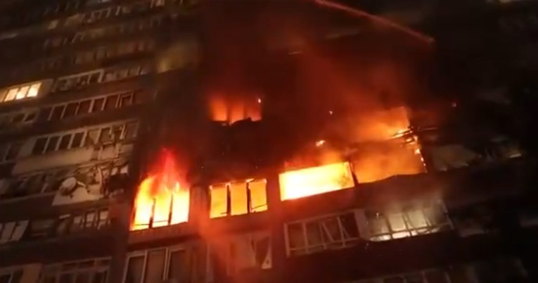 Руски ракети и беспилотни летала го погодија Киев, гори облакодер во центарот на градот