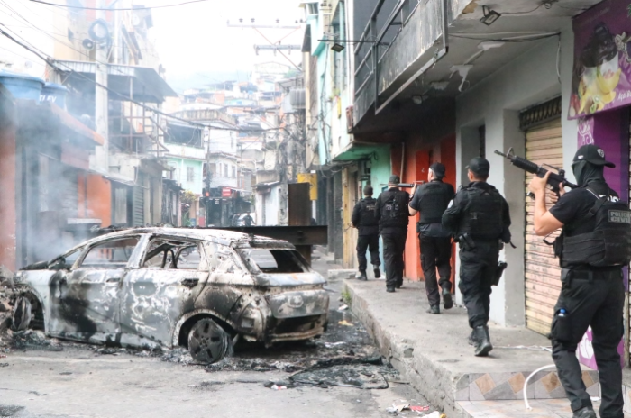 Бројот на жртви во полициската операција во фавелите во Рио де Жанеиро се искачи на 121