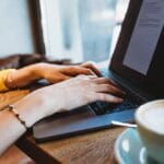 Мајките ја менуваат дефиницијата за „работа“ – од кујната до светски клиенти