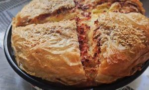 (ВИДЕО Рецепт) ПИТА СО ШУНКА, СИРЕЊЕ И КАКАВАЛ: Тајната на нејзиниот совршен вкус и неверојатна сочност е скриена во посебен прелив