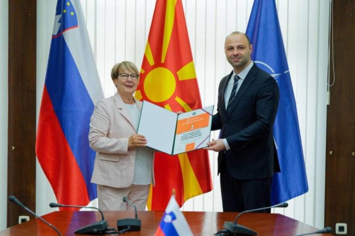 БЛАГОДАРНИЦА ОД СЛОВЕНИЈА ЗА АРМ: Лесјак му додели на Мисајловски плакета за помошта при поплавите во Чрна на Корошкем