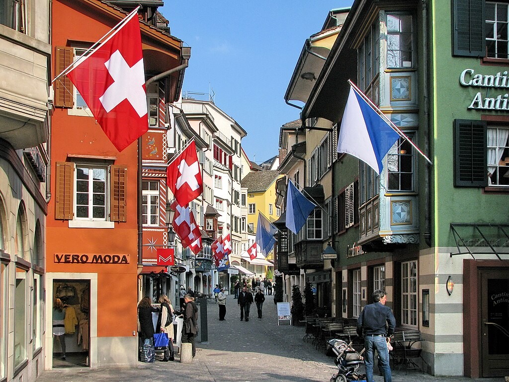 АКО САКАТЕ ДА СЕ ПРЕСЕЛИТЕ ВО ШВАЈЦАРИЈА: Информирајте се за платите, но и за трошоците за живот