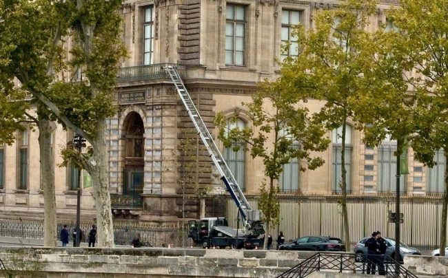 ГРАБЕЖОТ ВО ЛУВР ТРАЕЛ ЧЕТИРИ МИНУТИ, НА КРАДЦИТЕ ИМ ИСПАДНАЛА КРУНА НА СОПРУГАТА НА НАПОЛЕОН СО 1.354 ДИЈАМАНТИ