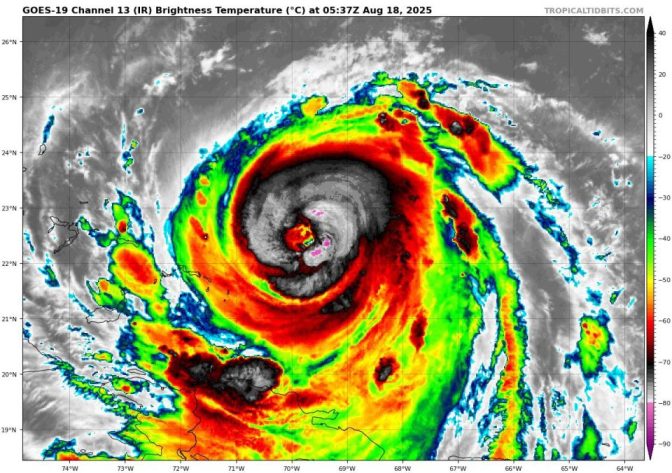 Десетици илјади луѓе евакуирани на Филипините поради ураганот „Феншен“