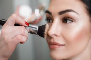 Како да изберете руменило врз основа на вашиот тен и боја на коса?