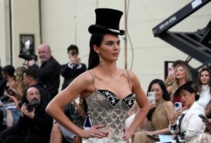 (Видео) „Пред 24 години воздивнувавме по фатална русокоса, денес по огнената бринета“