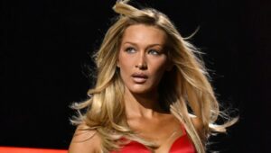 (Фото/Видео) Кралица на заводливоста: најубавата жена на светот „гори“ во црвена чипка