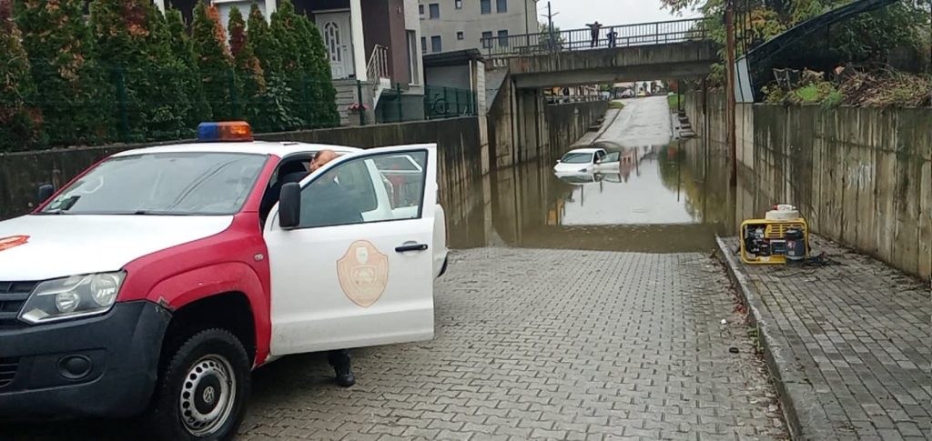 Возило заглави во подвозник во Тетово, поради надојдена вода од пороен дожд (ФОТО)