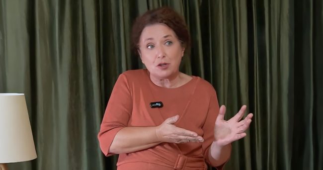 ГЛУВОНЕМИТЕ ЛИЦА ГИ ОПИШУВААТ МИЦКОСКИ СО ОЧИЛА, ГРУЕВСКИ ПО ОДЕЊЕТО, ШЕЌЕРИНСКА Е ШЕЌЕР, ФИЛИПЧЕ Е ДОКТОР, ЗАЕВ КАКО ЗАЈАК – ПОДКАСТ СО МАРИЈА БАШЕСКА-СТОЈАНОВСКА, ТОЛКУВАЧ НА ЗНАКОВЕН ЈАЗИК