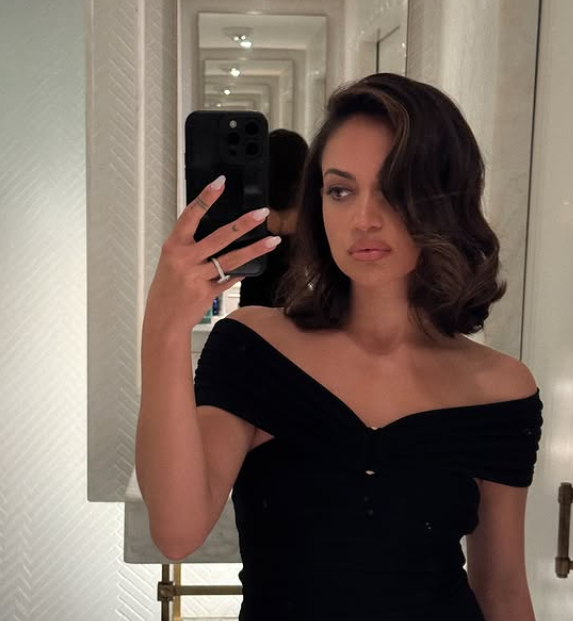 Голите гради на послужавник: Секси русокосата без трошка срам ги покажа сите адути (ФОТО)