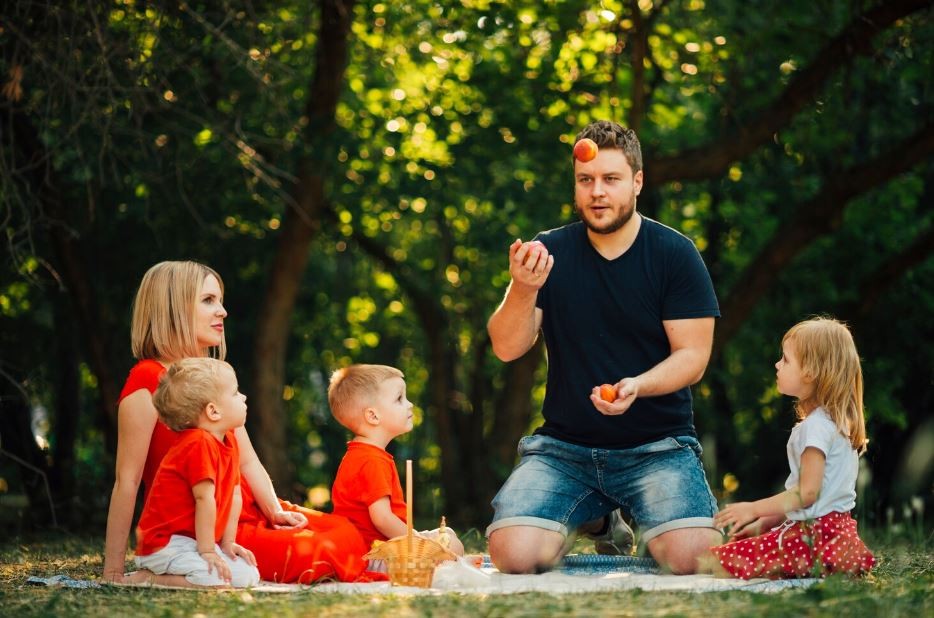 Кога неговата сопруга се разболе, тој презеде сè: Александар сам одгледа 12 деца и докажа дека татковците можат сè