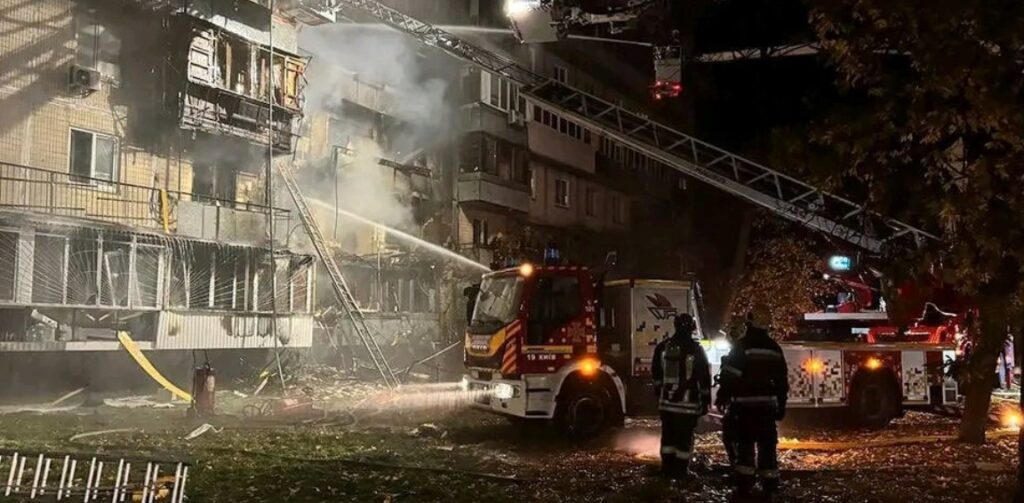 Најмалку тројца загинати 29 повредени во руски напад врз Киев