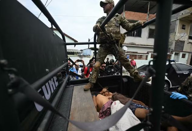 ФОТО| Најмалку 64 загинати во полициска акција против банди пред меѓународни собири во Рио