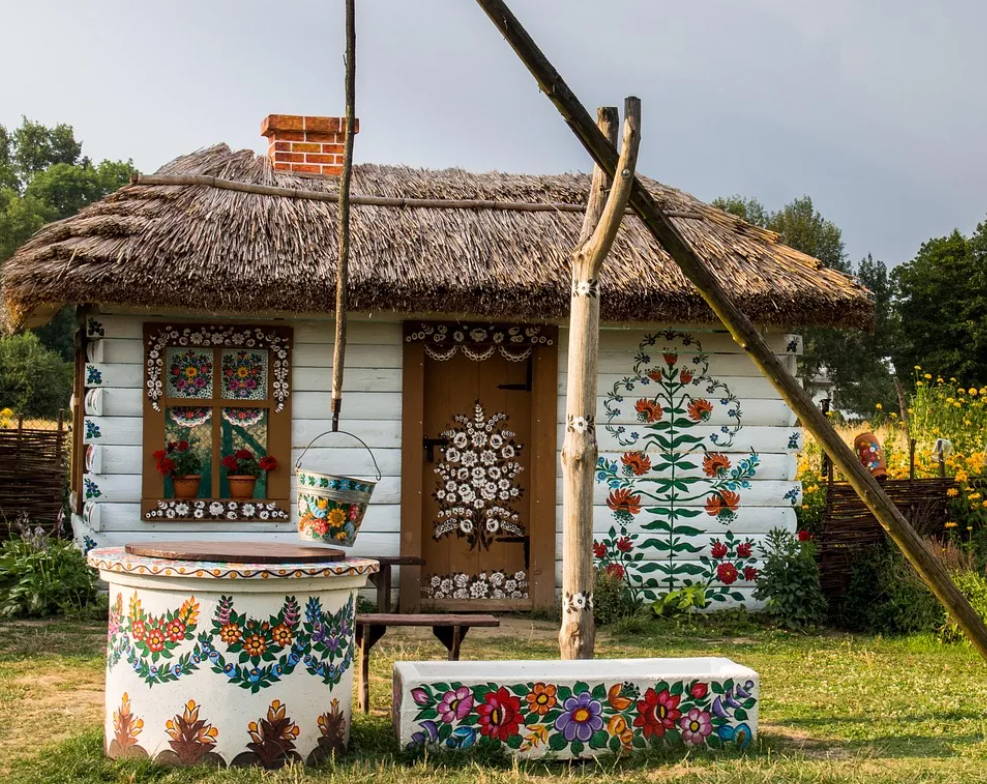 (ФОТО+ВИДЕО) Галерија под отворено небо: Ова е најшареното село во Европа