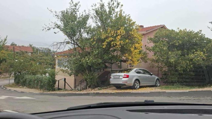 Службено возило од општина Дојран, без променети таблички, паркирано пред приватен дом