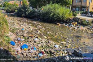 Пластичниот отпад во Вардар е резултат на незадоволителното ниво на комунални услуги, велат од Министерството за животна средина