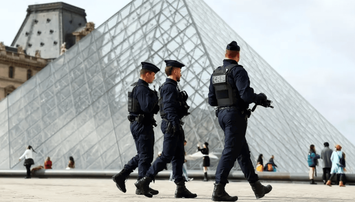 ВО ПАРИЗ УАПСЕНИ ПЕТ НОВИ ОСОМНИЧЕНИ за грабежот во Лувр
