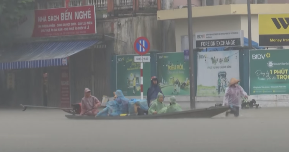 (ВИДЕО) Силни поплави го погодија централен Виетнам, туристите се евакуирани со чамци
