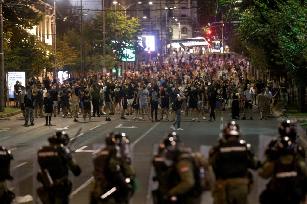 „Еурактив“: Србија го тестира демократскиот кредибилитет на ЕУ