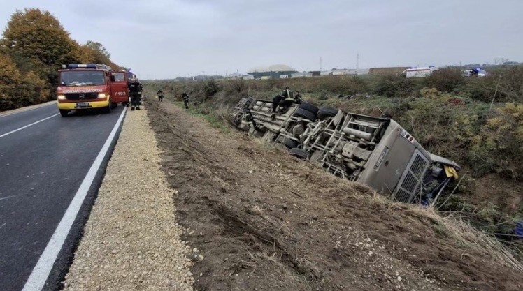 АВТОБУС СЕ ПРЕВРТЕ ВО СРБИЈА: Две лица загинаа, а околу 80 се повредени