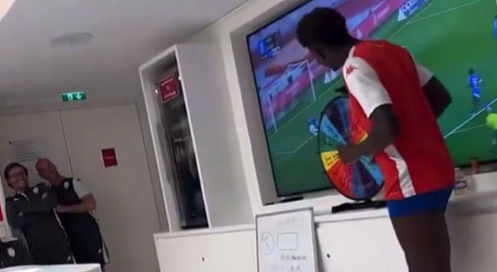 Фудбалер на Монако вртеше тркало за казна – соиграчите се израдуваа поради тоа што го доби! (ВИДЕО)