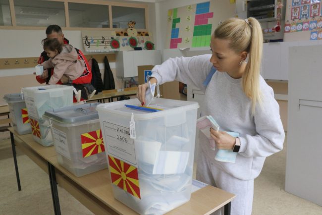 9,38 ПРОЦЕНТИ Е ИЗЛЕЗНОСТА ДО 11:15 ЧАСОТ, НАЈГОЛЕМА Е ВО ОПШТИНА ЧАШКА – 22,60%, НАЈМАЛА ВО ВРАПЧИШТЕ – 2,54%