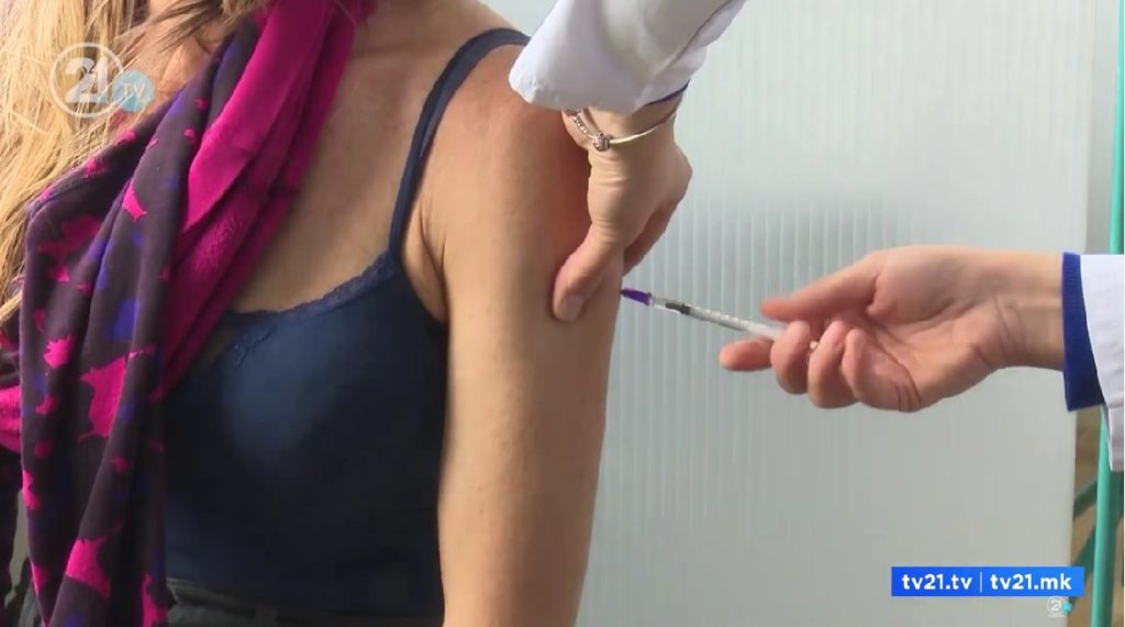 Постарите лица во ред за вакцина против грип: До 600 граѓани дневно се вакцинираат во поликлиниката Бит Пазар