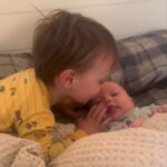 Видео: Момче со нетрпение чека да се разбуди сестра му: „Ги одбројува минутите“