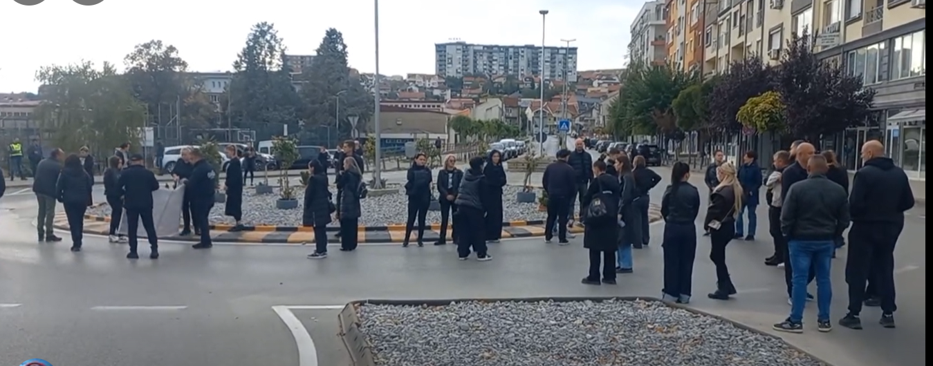 Родителите на починатите во пожарот во “Пулс” го блокираа кружниот тек кај двојниот мост во Кочани