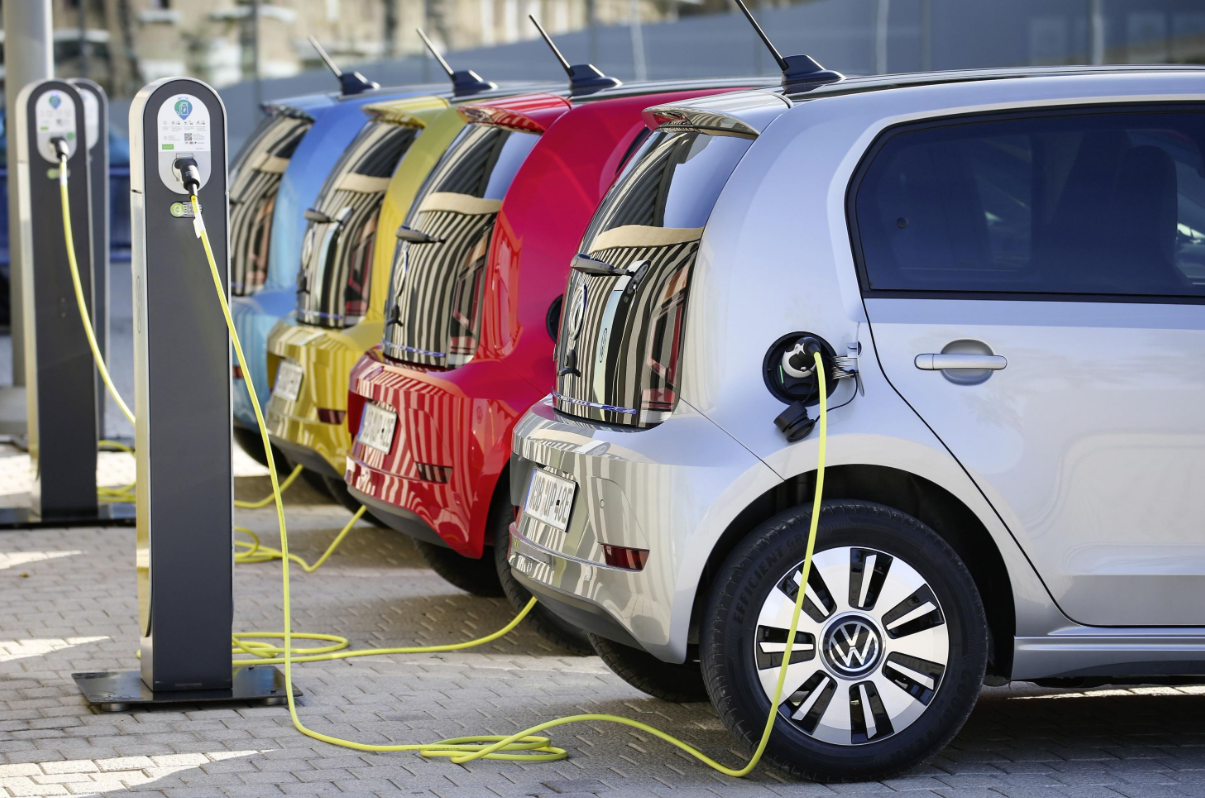 ЕУ ЈА ОЧЕКУВА БУДЕЊЕ ОД „ЕЛЕКТРИЧНИТЕ СОНИШТА“: Унијата ја преиспитува забраната за нови возила со внатрешно согорување од 2035 година