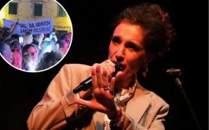 (ВИДЕО) Пеела во Макарска – Видео од сцена од концертот на Дорис Драговиќ ги освои мрежите: Во публиката рашириле интересен транспарент