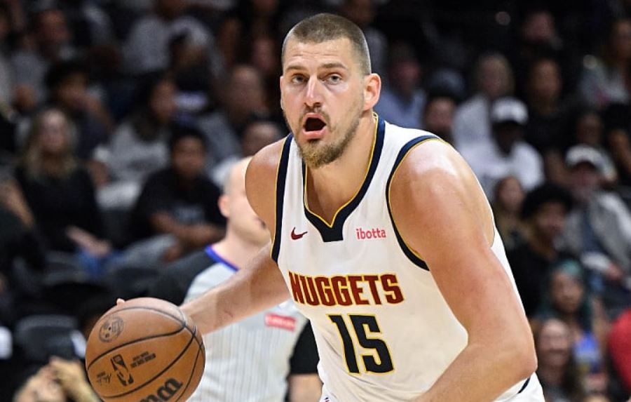 Јокиќ растури на стартот на НБА сезоната, само двајца пред него успеале да го постигнат ова!