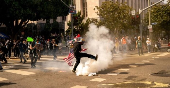 ПРОТЕСТИ „БЕЗ КРАЛЕВИ“ ВО САД: Против Трамп и Хилари Клинтон, која ги загуби изборите за претседател во 2016-та токму од Трамп