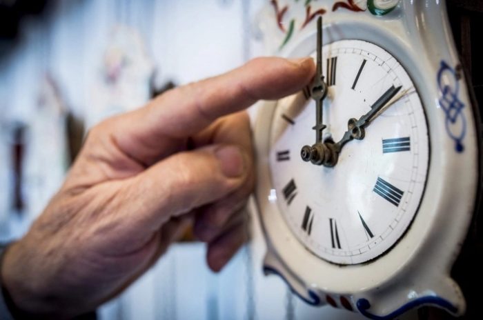 ПРОДОЛЖЕН ВИКЕНД ЗА ЕДЕН ЧАС: Ноќеска во 3 часот завршува летното сметање на времето, часовниците се враќаат еден час наназад