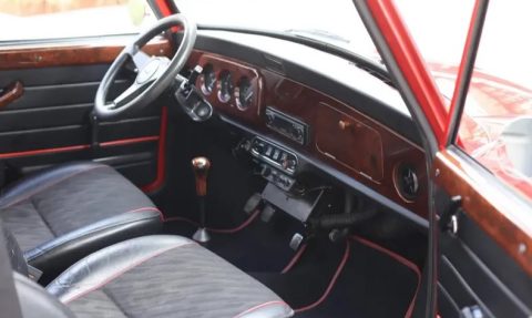 Се продава Мини Морис од 1990 година, три децении бил во гаража