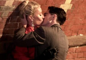 (Фото) Жешкиот бакнеж меѓу познатата актерка и згодниот маж, 24 години помлад од неа, предизвика бура